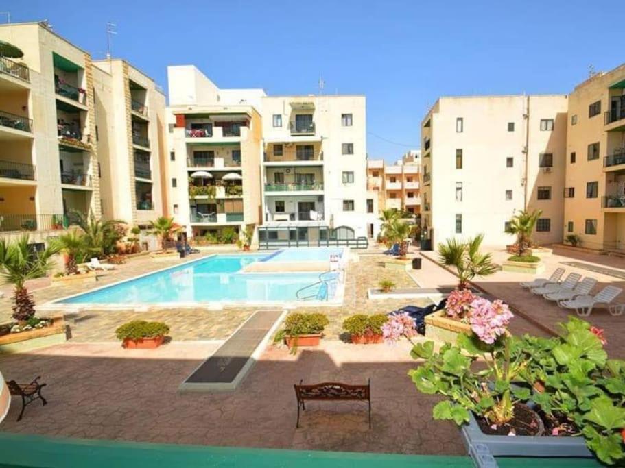 Top Floor Apt With Common Pool Close To All Amenities Сент-Полс-Бей Экстерьер фото