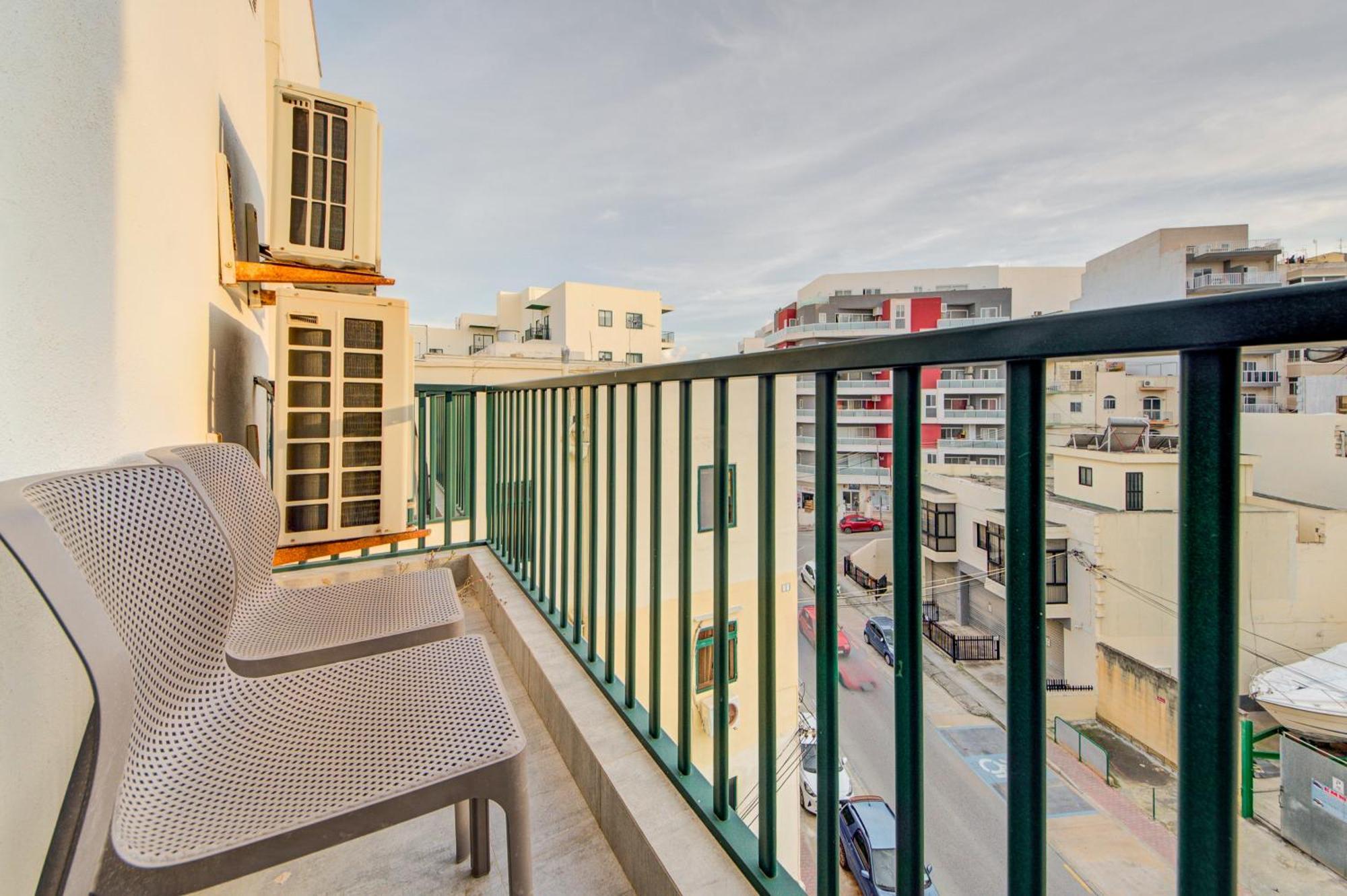 Top Floor Apt With Common Pool Close To All Amenities Сент-Полс-Бей Экстерьер фото