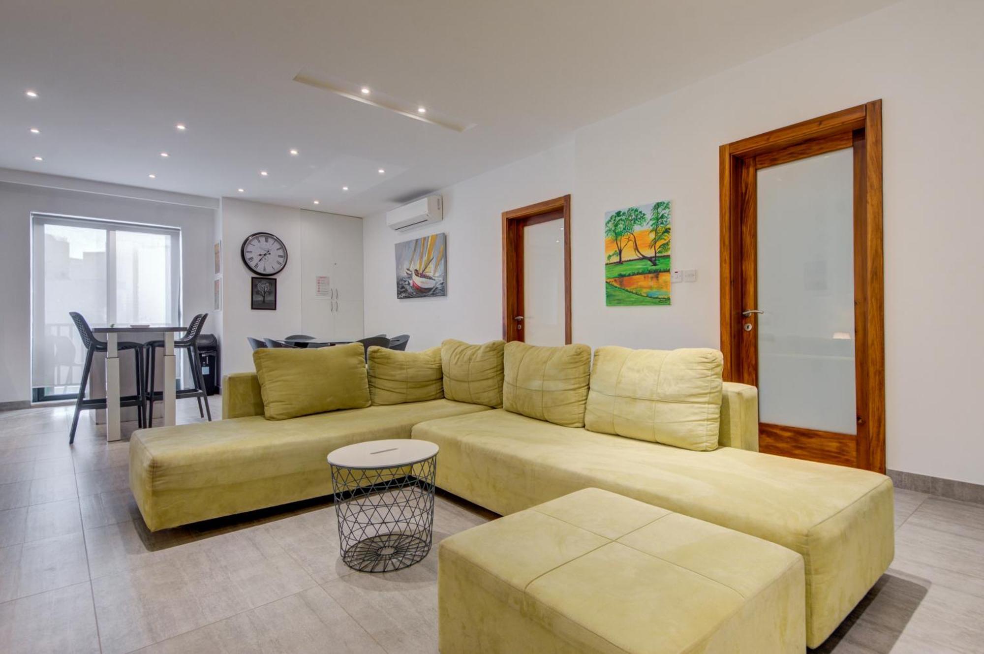 Top Floor Apt With Common Pool Close To All Amenities Сент-Полс-Бей Экстерьер фото