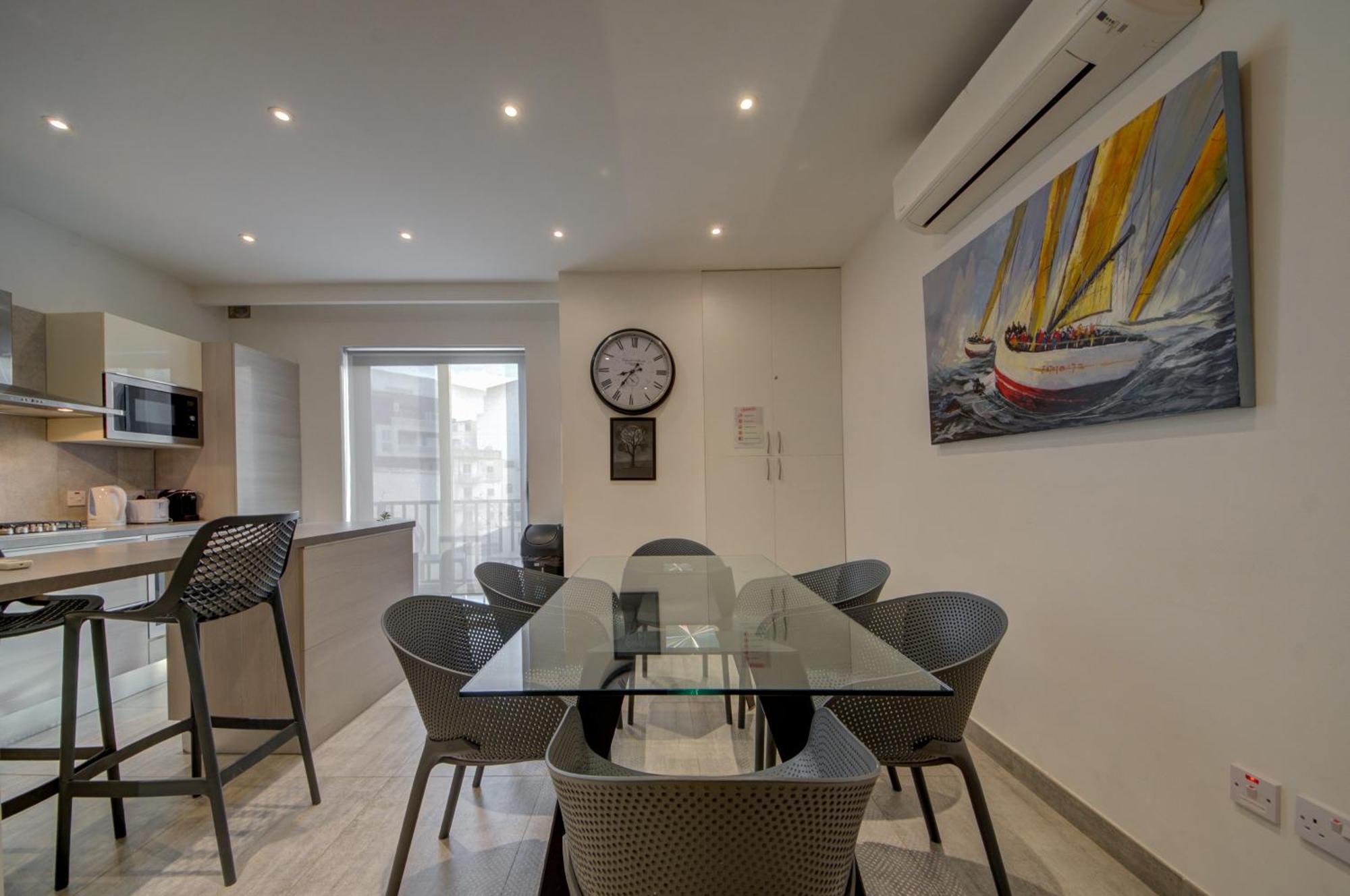 Top Floor Apt With Common Pool Close To All Amenities Сент-Полс-Бей Экстерьер фото